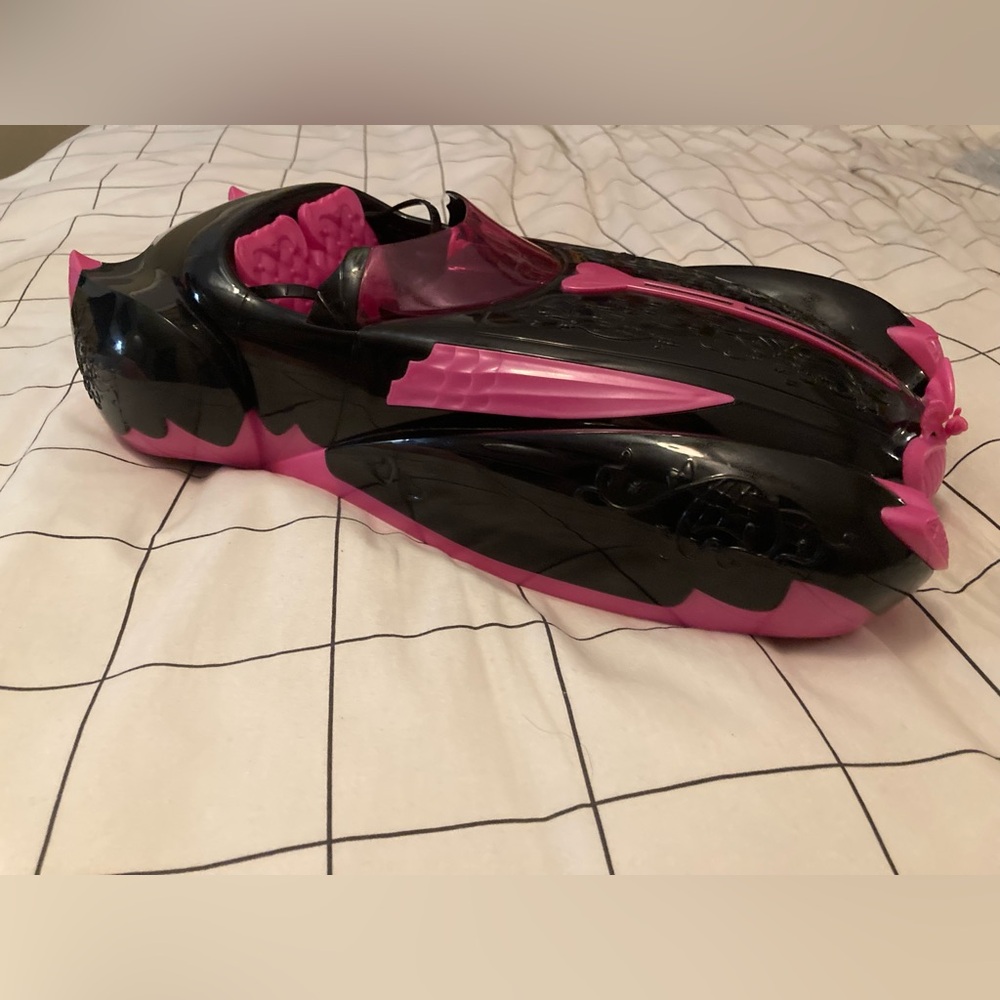 Mattel 2011 Monster High Dolls Draculaura Sweet 1600 Black Pink Roadster Car
